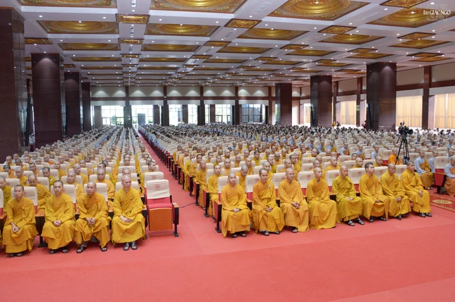 Tăng Ni sinh học viện cùng hơn 2.500 Phật tử thính pháp