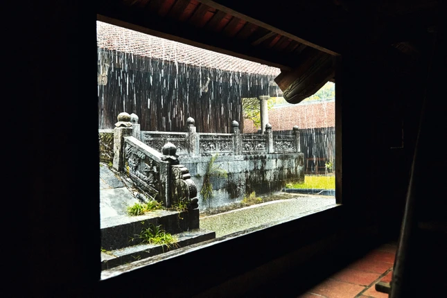 Cơn mưa lớn nhìn từ lối lên thượng điện chùa Bút Tháp, Bắc Ninh