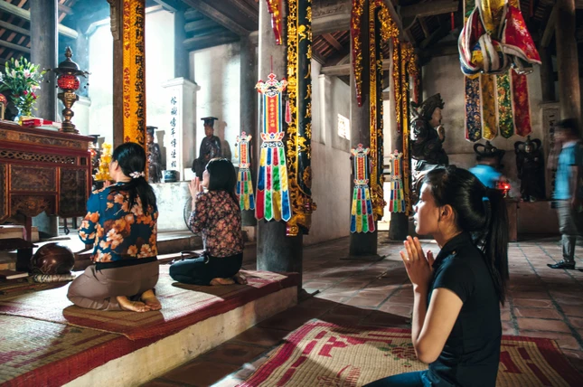 Những người phụ nữ cầu nguyện trước bàn thờ Pháp Vân ở chùa Dâu, Bắc Ninh