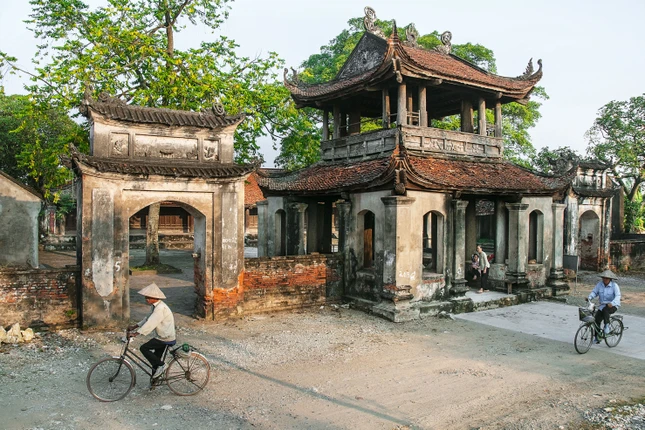 Buổi sáng bên tháp chuông chùa Đậu, Hà Nội