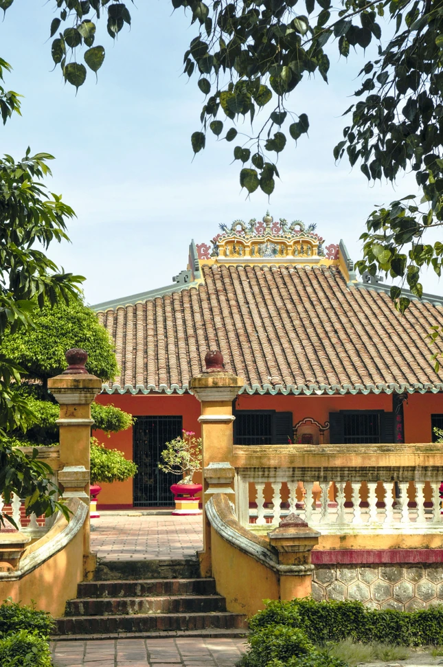 Sân trước và mái chùa Giác Lâm, TP.HCM được trang trí với những tượng gốm