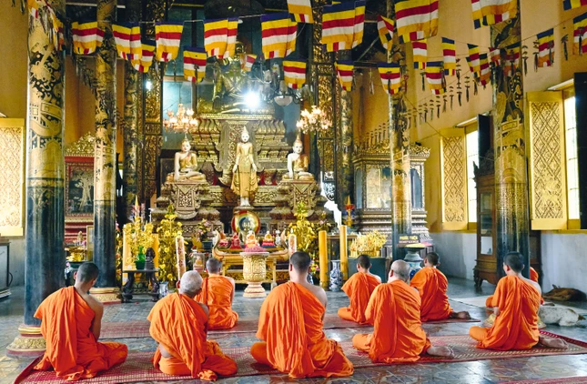 Các nhà sư tụng kinh trong chánh điện chùa Khleang, Cần Thơ