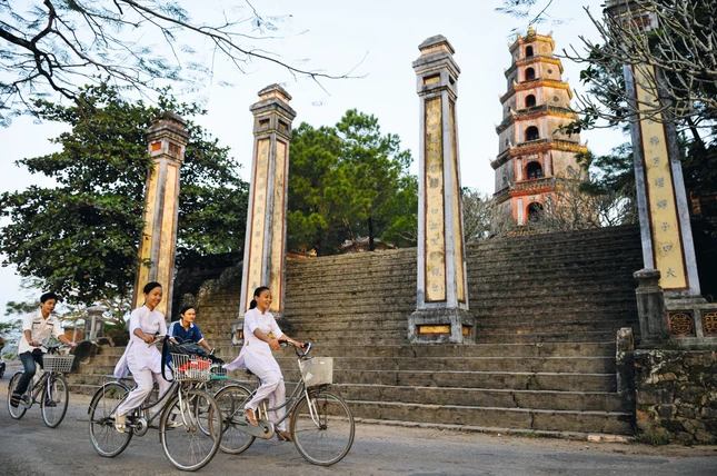 Lối qua chùa Thiên Mụ vào sáng sớm, với các trụ biểu và tháp Phước Duyên đã trở thành biểu tượng của Huế