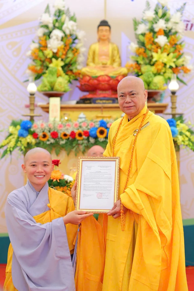 Thượng tọa Thích Quảng Thiện trao quyết định bổ nhiệm trụ trì chùa Thi Ông đến Sư cô Thích nữ Thuần Niệm Thượng tọa Thích Quảng Thiện trao quyết định bổ nhiệm trụ trì chùa Thi Ông đến Sư cô Thích nữ Thuần Niệm