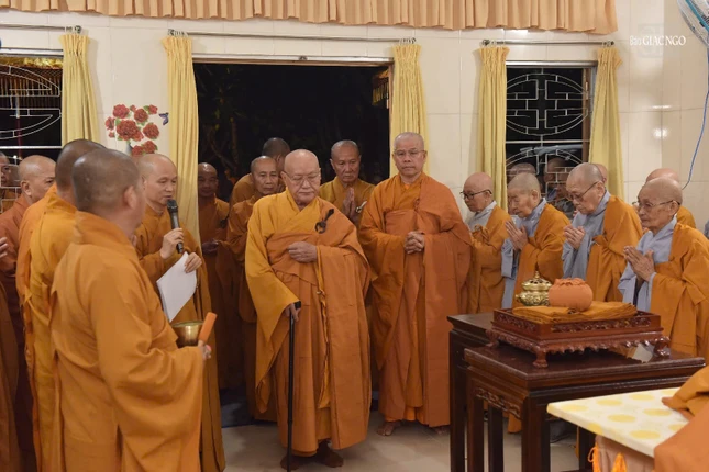 Trưởng lão Hòa thượng Thích Nhật Quang cùng chư tôn đức Tăng Ni nhất tâm hộ niệm