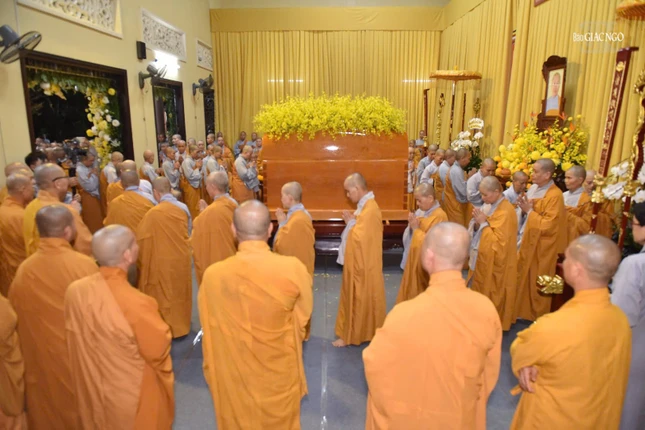 Chư Ni môn hạ đệ tử thành kính hữu nhiễu kim quan trong niềm tiếc thương vô hạn