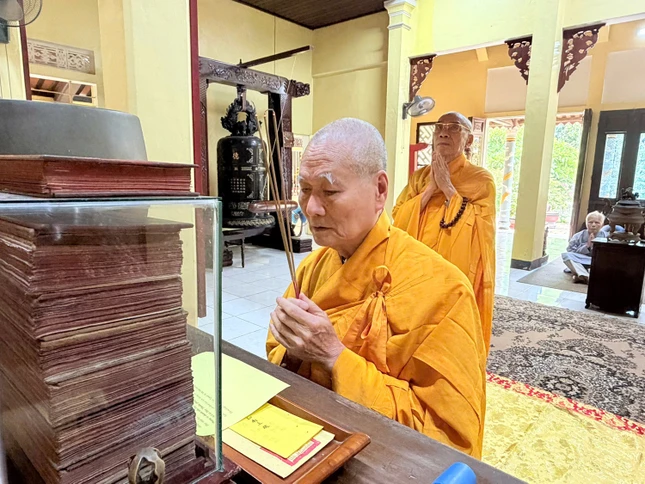 Hòa thượng Thích Hải Ấn niêm hương bạch Phật