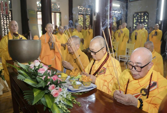Chư tôn giáo phẩm niêm hương cầu nguyện