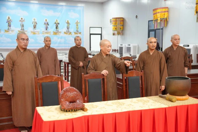 Hòa thượng Thích Bảo Nghiêm, Phó Chủ tịch Hội đồng Trị sự, Trưởng ban Trị sự GHPGVN TP.Hà Nội trực tiếp kiểm tra các khâu chuẩn bị