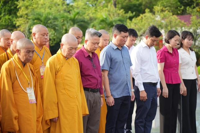 Hòa thượng Thích Bảo Nghiêm cùng chư tôn đức, đại biểu tưởng niệm anh linh các anh hùng liệt sĩ