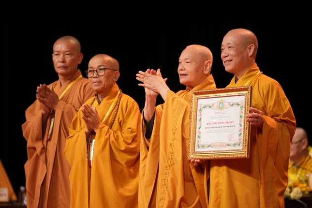 Trung ương Giáo hội tặng Bằng tuyên dương công đức