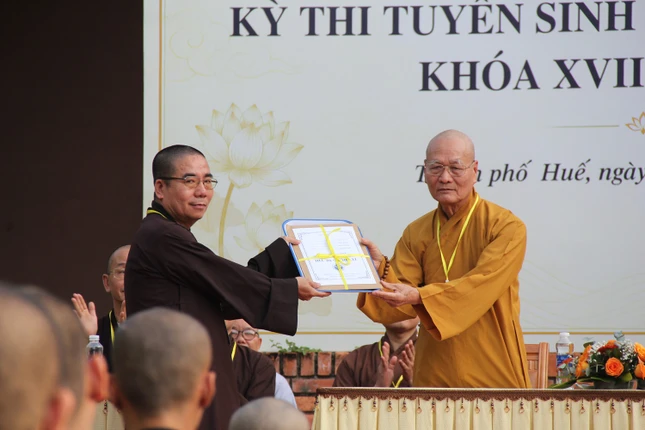 Hòa thượng Viện trưởng Học viện trao đề thi đến đại diện Ban Giám thị