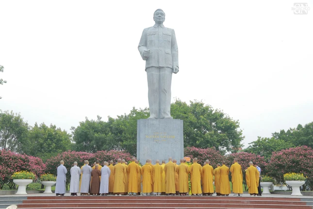 Dâng hương trước tượng đài Tổng Bí thư Nguyễn Văn Linh