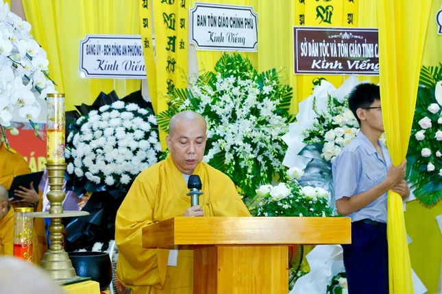 Thượng tọa Thích Giác Nghi cung tuyên tiểu sử Hòa thượng Thích Phước Lợi