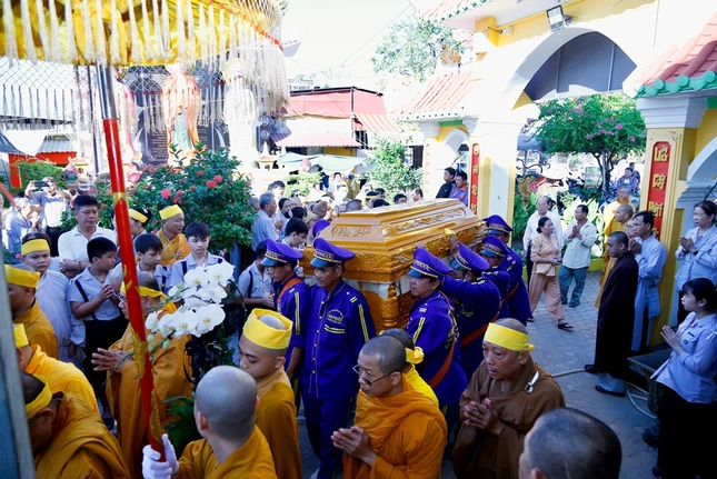 Phụng tống kim quan Hòa thượng Thích Phước Lợi nhập bảo tháp trong khuôn viên chùa Từ Quang