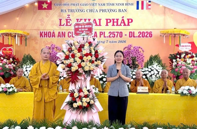 Lãnh đạo chính quyền xã Yên Mô tặng hoa chúc mừng Lãnh đạo chính quyền xã Yên Mô tặng hoa chúc mừng
