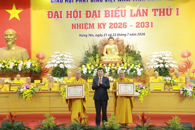 Trao Bằng khen của Thủ tướng Chính phủ đến Hòa thượng Thích Thanh Hiện và Thượng tọa Thích Thanh Hòa