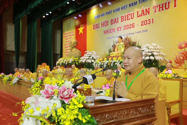Thượng tọa Thích Thanh Hiền báo cáo kết quả làm việc của ngày thứ nhất đại hội