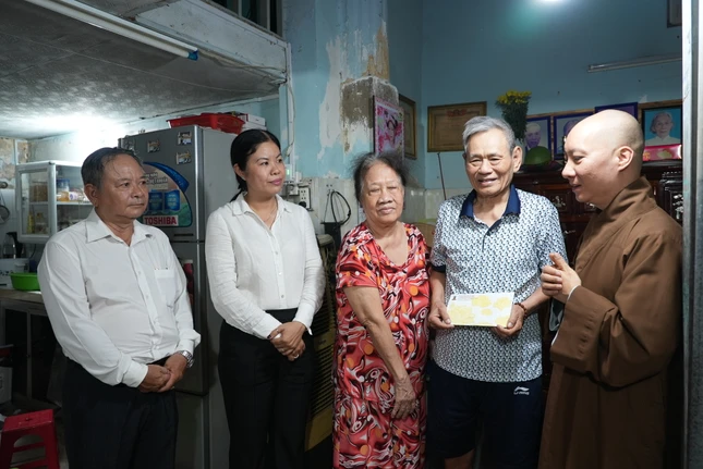 Thượng tọa Thích Nguyên Các, phó trụ trì chùa Vĩnh Nghiêm cùng lãnh đạo P.Xuân Hòa thăm, trao quà đến 10 gia đình chính sách vào chiều nay, 27-7