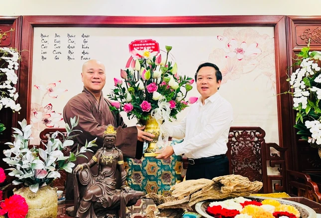 Đại đức Thích Thanh Quang, Trưởng ban Trị sự GHPGVN tỉnh Hưng Yên nhận hoa chúc mừng từ ông Bí thư Tỉnh ủy Phạm Quang Ngọc Đại đức Thích Thanh Quang, Trưởng ban Trị sự GHPGVN tỉnh Hưng Yên nhận hoa chúc mừng từ ông Bí thư Tỉnh ủy Phạm Quang Ngọc