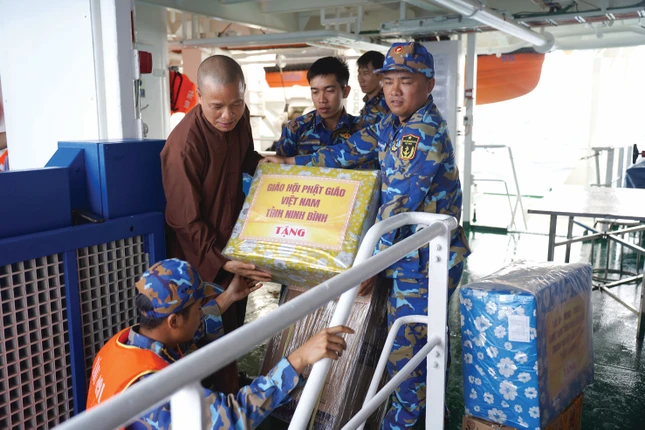 Những món quà từ đất liền gửi tặng các chiến sĩ, bà con tại đảo Nam Yết, Sơn Ca và Song Tử Tây
