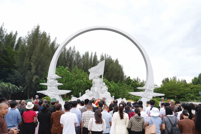 Lễ dâng hương tại Khu tưởng niệm chiến sĩ Gạc Ma