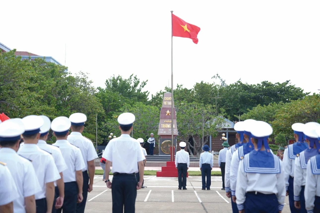 Trang nghiêm lễ chào cờ tại đảo Trường Sa