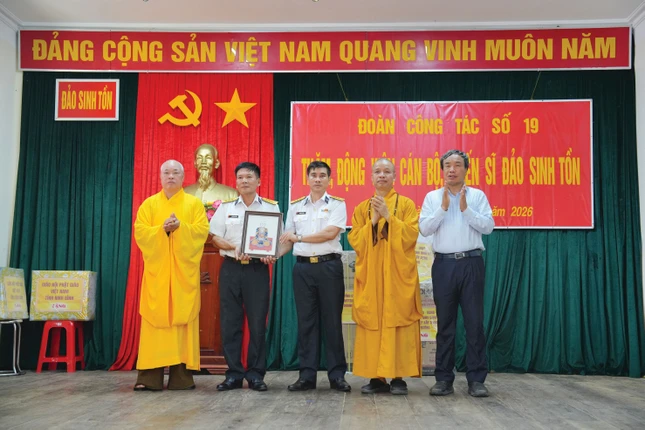 Thăm, tặng quà các chiến sĩ tại đảo Sinh Tồn