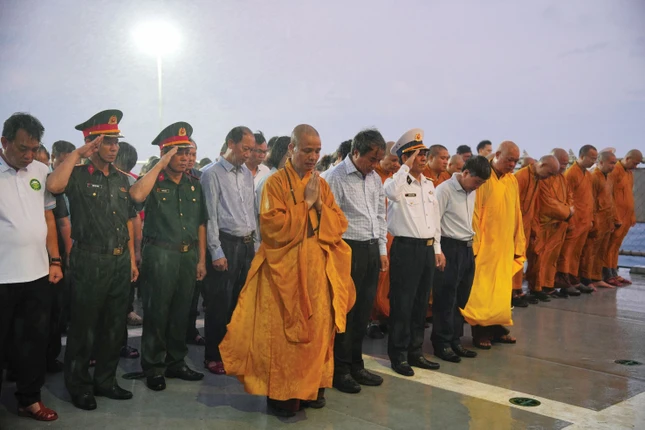 Xúc động lễ tưởng niệm các anh hùng liệt sĩ hy sinh bảo vệ biển đảo của Tổ quốc, trên tàu KN-491 neo đậu tại đảo Cô Lin