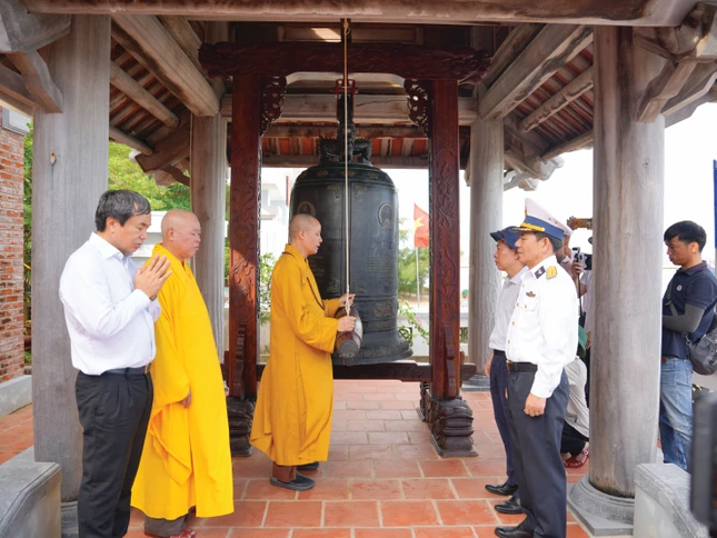Thỉnh chuông cầu nguyện thế giới thái bình, mưa thuận gió hòa, nhân dân an cư lạc nghiệp