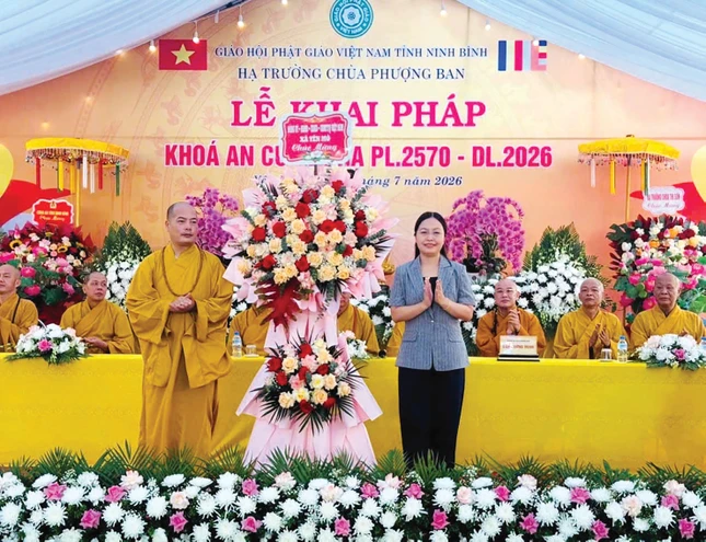 Bà Bùi Thị Thu Hiền, Bí thư Đảng ủy, Chủ tịch HĐND xã Yên Mô chúc mừng Lễ khai pháp trường hạ chùa Phượng Ban Bà Bùi Thị Thu Hiền, Bí thư Đảng ủy, Chủ tịch HĐND xã Yên Mô chúc mừng Lễ khai pháp trường hạ chùa Phượng Ban