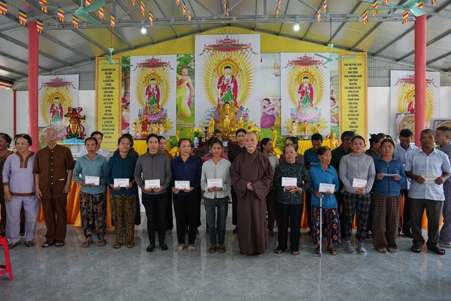 Hòa thượng Thích Bảo Nghiêm cùng chư tôn đức Ban Trị sự GHPGVN tỉnh Hà Tĩnh trao quà đến bà con sau cơn bão số 10 (Bualoi), năm 2025 Hòa thượng Thích Bảo Nghiêm cùng chư tôn đức Ban Trị sự GHPGVN tỉnh Hà Tĩnh trao quà đến bà con sau cơn bão số 10 (Bualoi), năm 2025