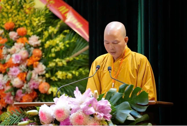 Đại đức Thích Chúc Giác đọc tham luận của Ban Hoằng pháp Phật giáo tỉnh