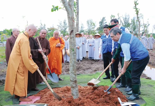 Tham gia hoạt động trồng cây tại Công viên Văn hóa Láng Le - Ảnh: Trung Thắng