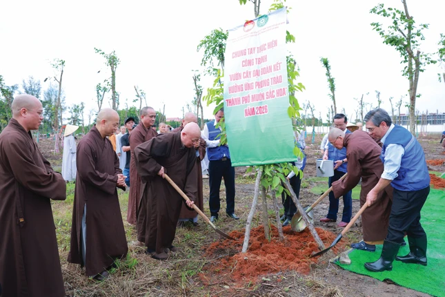 Toàn Thành phố có 6 “Vườn cây Đại đoàn kết”, trong đó GHPGVN TP.HCM - tổ chức thành viên trong khối đại đoàn kết toàn dân tộc đăng ký tham gia và hưởng ứng thực hiện 2 vườn cây