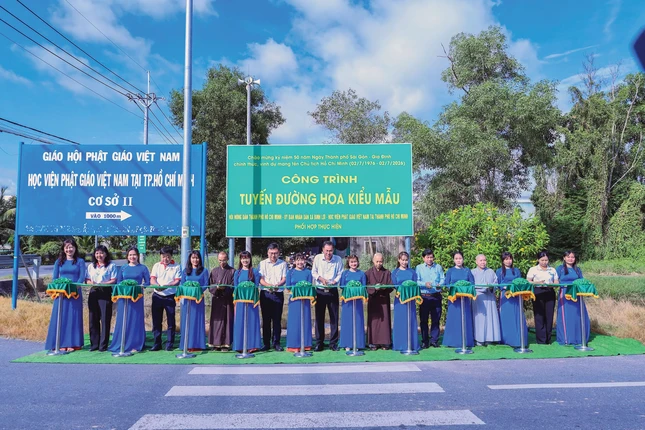 Học viện Phật giáo VN tại TP.HCM phối hợp ra mắt công trình “Tuyến đường hoa kiểu mẫu” - Ảnh: Nhân Hòa