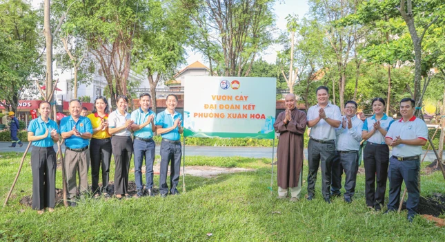 Báo Giác Ngộ và chùa Vĩnh Nghiêm trao tặng cây xanh cho "Vườn cây Đại đoàn kết" phường Xuân Hòa - Ảnh: Nguyên Tài