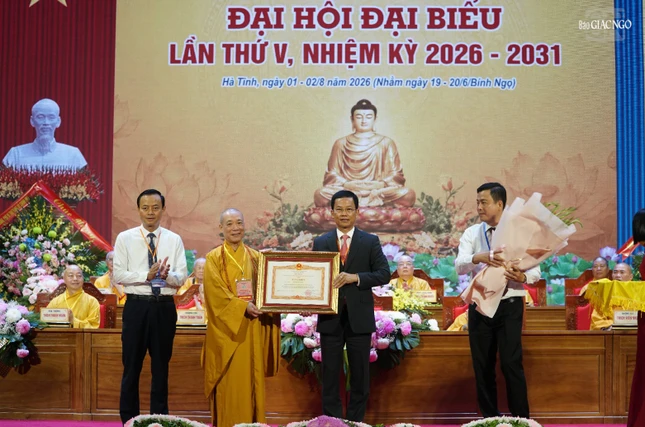 Hòa thượng Thích Bảo Nghiêm đón nhận Bằng khen của Thủ tướng Chính phủ