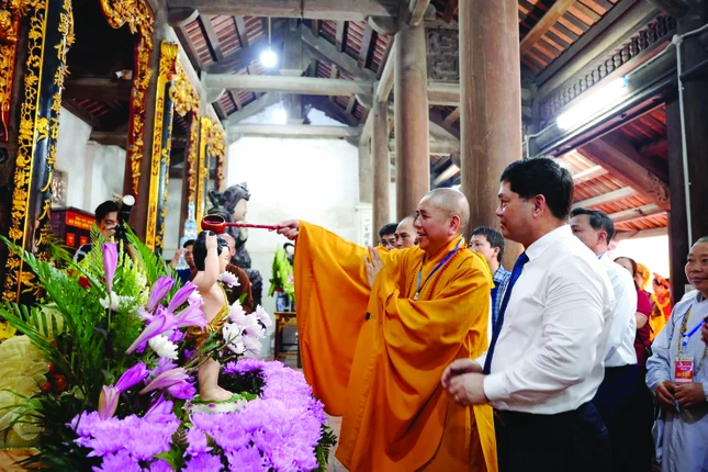 Hòa thượng Thích Thanh Phụng, Trưởng ban Trị sự GHPGVN tỉnh Bắc Ninh cùng lãnh đạo tỉnh thực hiện nghi thức Tắm Phật trong Lễ hội chùa Dâu năm 2026