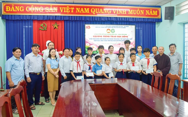 Chương trình trao học bổng thiết thực cho những học sinh nghèo hiếu học năm học 2025-2026 trên địa bàn P.Bình Hòa Chương trình trao học bổng thiết thực cho những học sinh nghèo hiếu học năm học 2025-2026 trên địa bàn P.Bình Hòa