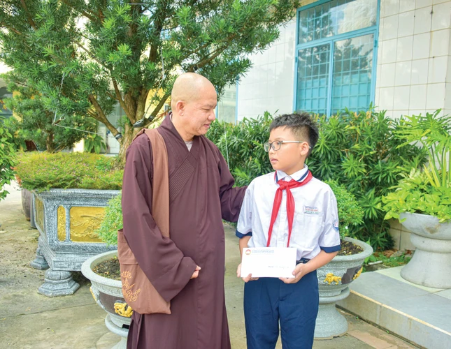 Đại đức Thích Đồng Mẫn thăm hỏi sức khỏe của một em học sinh sau khi nhận học bổng Đại đức Thích Đồng Mẫn thăm hỏi sức khỏe của một em học sinh sau khi nhận học bổng