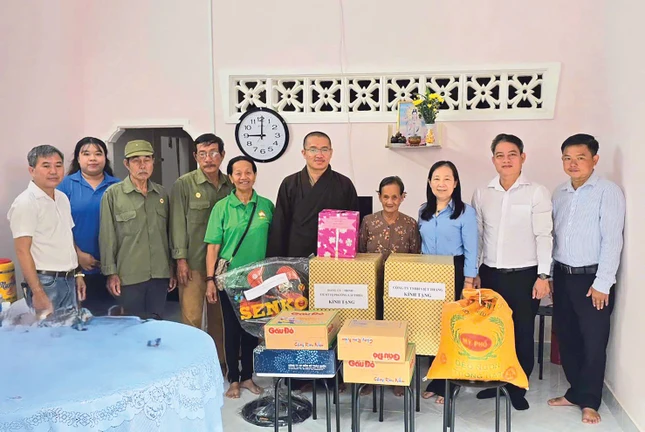 Đại đức Thích Kiến Tâm, trụ trì chùa Giác Tâm trao căn nhà Đại đoàn kết đến người dân Đại đức Thích Kiến Tâm, trụ trì chùa Giác Tâm trao căn nhà Đại đoàn kết đến người dân