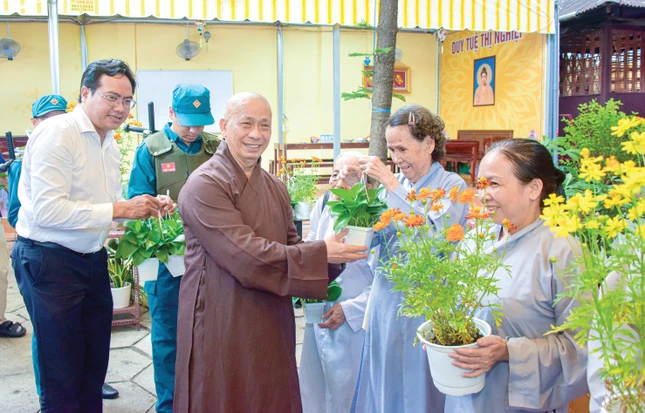 Thượng tọa Thích Tâm Chơn, trụ trì chùa Phước Bửu cùng ông Thạch Nghi Xuân, Trưởng ban Dân tộc và Tôn giáo thuộc Ủy ban MTTQVN TP.HCM trao tặng cây xanh đến người dân Thượng tọa Thích Tâm Chơn, trụ trì chùa Phước Bửu cùng ông Thạch Nghi Xuân, Trưởng ban Dân tộc và Tôn giáo thuộc Ủy ban MTTQVN TP.HCM trao tặng cây xanh đến người dân