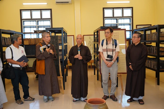 Thượng tạo Thích Không Nhiên, Phó Viện trưởng kiêm Trưởng phòng Nghiên cứu Khoa học Học viện Phật giáo VN tại Huế giới thiệu Phòng Lưu trữ Mộc bản Phật giáo cố đô