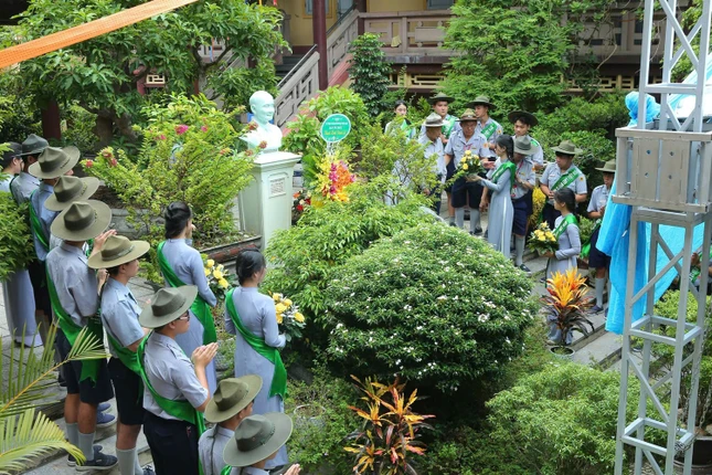 Phân ban Gia đình Phật tử Việt Nam đặt hoa tại tượng Cư sĩ Tâm Minh Lê Đình Thám Phân ban Gia đình Phật tử Việt Nam đặt hoa tại tượng Cư sĩ Tâm Minh Lê Đình Thám
