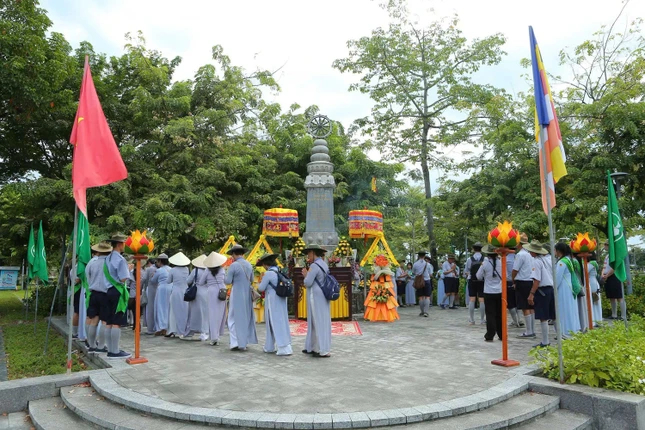 Phân ban Gia đình Phật tử Việt Nam đặt hoa tưởng niệm tại Đài Thánh tử đạo Phân ban Gia đình Phật tử Việt Nam đặt hoa tưởng niệm tại Đài Thánh tử đạo