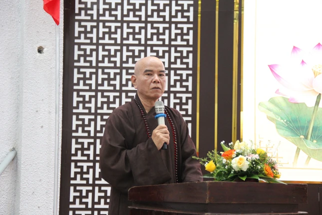 Thượng tọa Thích Nguyên Thành, Phó Viện trưởng Thường trực, Trưởng Phòng Đào tạo trình bày đề tài: Giới thiệu Khoa Hán - Nôm Phật giáo thuộc Học viện Phật giáo VN tại Huế