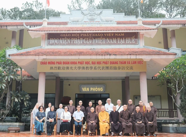 Chụp hình lưu niệm tại Cơ sở 2 - Học viện Phật giáo VN tại Huế