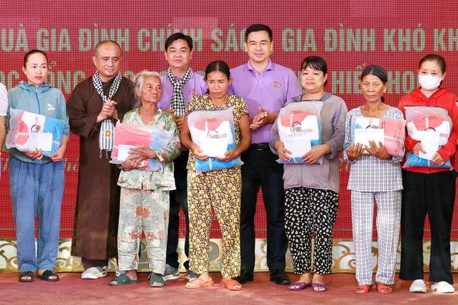 Trao quà đến các hoàn cảnh khó khăn