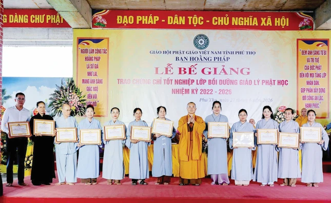 Lễ bế giảng và trao chứng chỉ tốt nghiệp Lớp bồi dưỡng giáo lý Phật học, nhiệm kỳ 2022-2026 Lễ bế giảng và trao chứng chỉ tốt nghiệp Lớp bồi dưỡng giáo lý Phật học, nhiệm kỳ 2022-2026